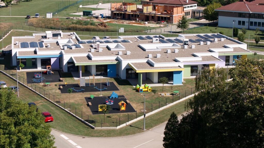Mali princ otvara vrata mališanima za igru i učenje